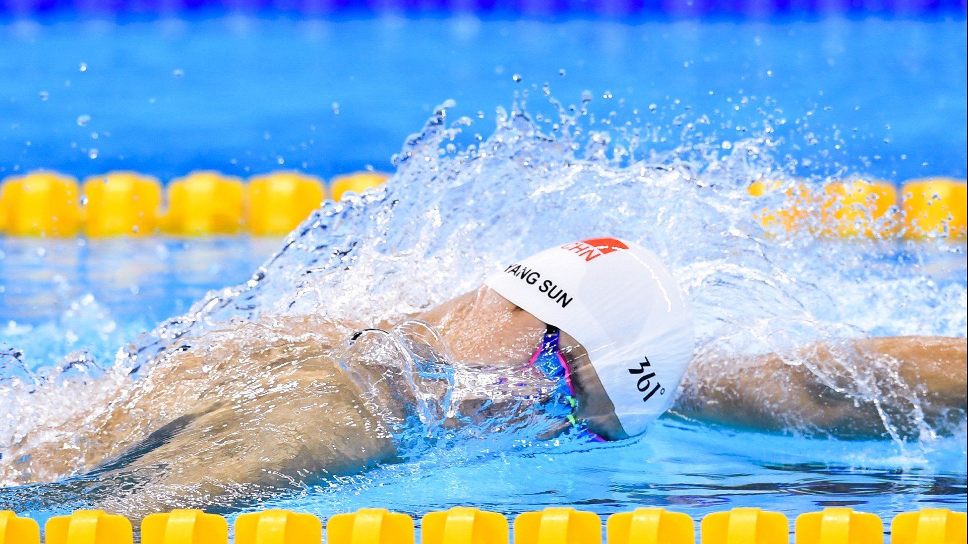 开云足球直播-赛道与球场，F1揭幕战与新疆队的双重压制