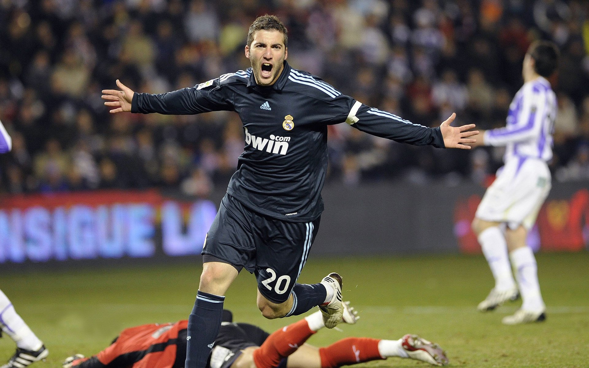 逆境中的觉醒，卡马文加在荷兰与那不勒斯之战中完成压力下的华丽蜕变