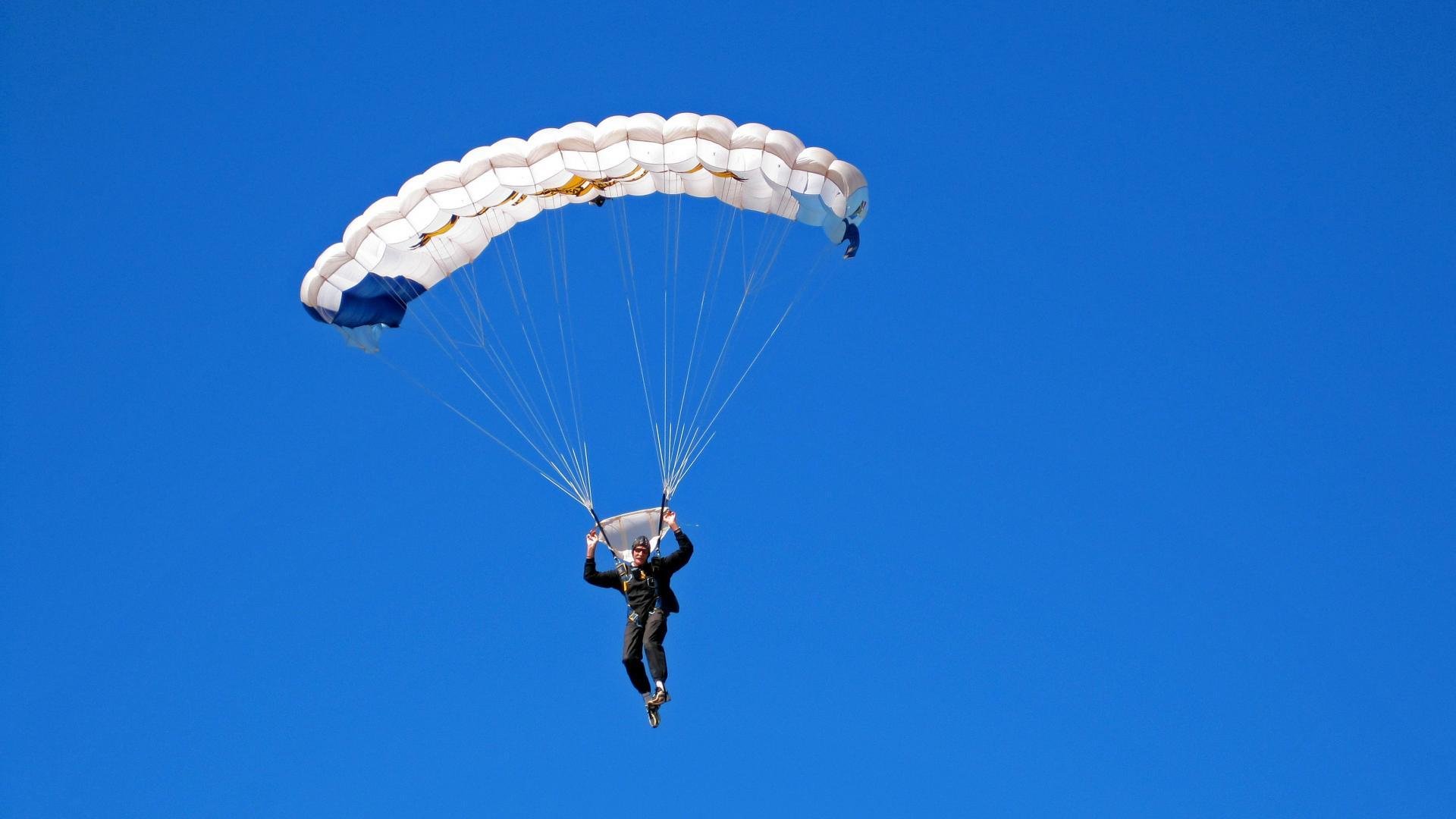 开云体育-赛道上的双面叙事，哈斯险胜背后的佩雷兹统治力